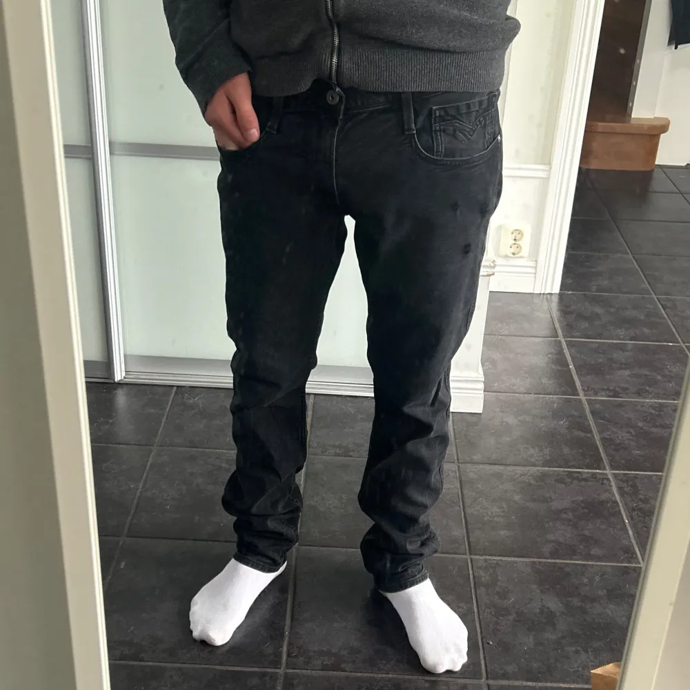 Säljer nu dessa Replay Anbass jeans i storlek 34/34. De är i fint skick inga defekter. Feta och unika slitningar. De sitter lite stort på mig enligt mig och jag är ca 181cm, men ni kan ju se på bilden och avgöra själva. Hör av dig vid funderingar!⚡️. Jeans & Byxor.