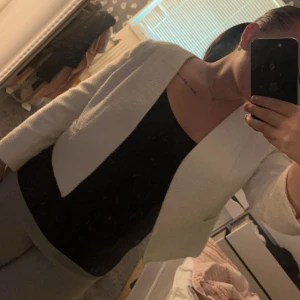 Stockholm lm kavaj - En fin vit kavaj ifrån STOCKH LM som inte längre kommer till användning, använd 1 gång så inga tecken på användning🤍