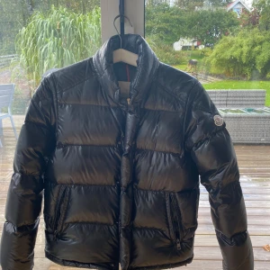 Moncler jacka - Hej! Nu är det dags att sälja min moclee jagcka som jag har använt i 2 säsonger. Inget är sönder på den! Köpte den på nordiska kompaniet 2022 för 11 000kr. Storleken på jackan är size 1/S  Hör gärna av er vid frågor 😁👋