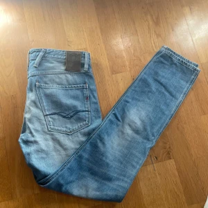 Replay anbass - Riktigt schyssta replay anbass jeans - i nyskick. Skicket är 10/10 Storlek 31/32 Pris är ej hugget i sten. Hör av dig vid frågor och funderingar 