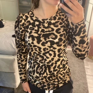 Leopard tröja  - I ny sick leopard tröja från vila i storlek S 