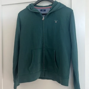 Zip-up hoodie från GANT - Välanvänd men inga hål eller så. Storlek 176cm, passar S/M.