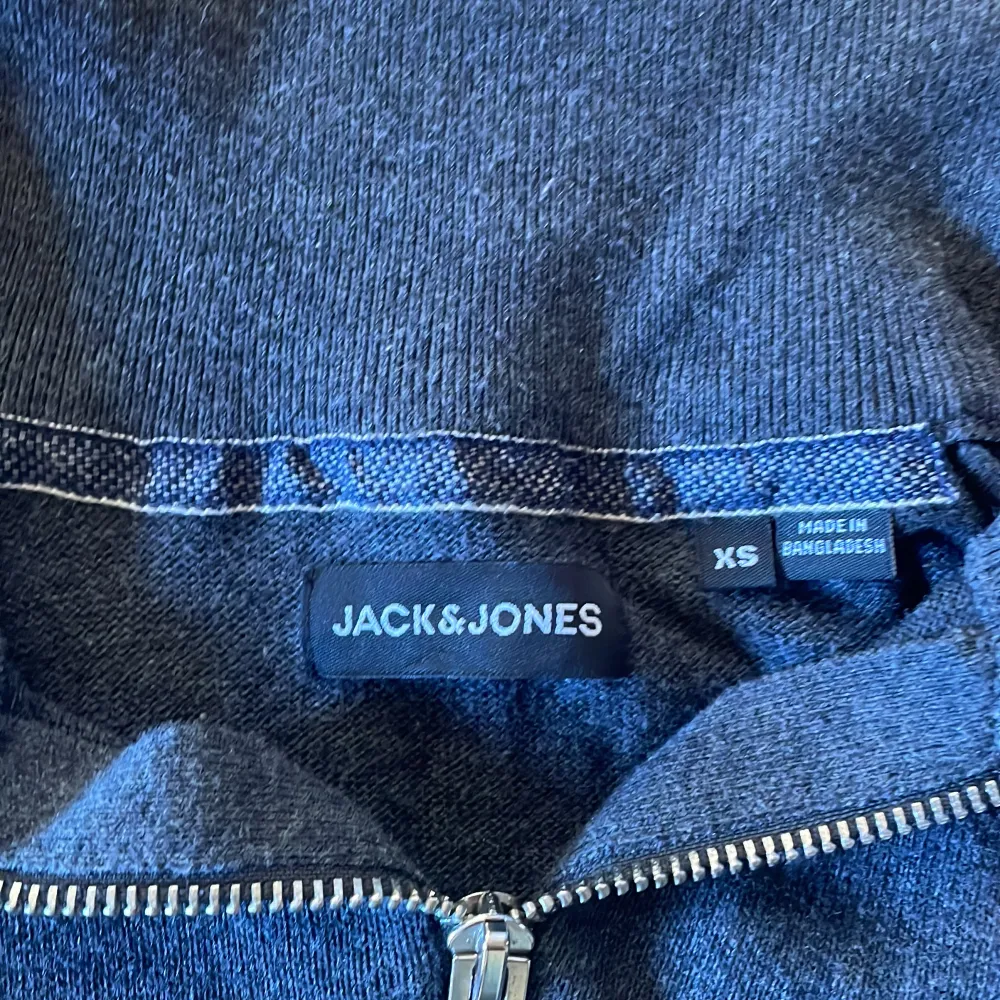 Tja säljer denna stickade Half zipen frk jack n jones  9/10 skick, använd men inga defekter på tröjan Xs, skulle passa 178-180 Bara att höra av dig vid frågor . Stickat.