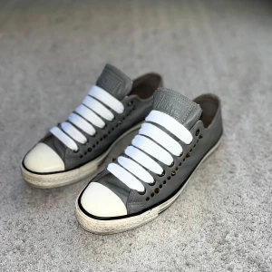 Converse - Väldigt unika converse x Chuck Taylor!! Passar storlek 42/43!! Knappt använda dock lagade vid sidan av sulan!