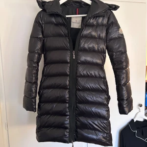 Moncler jacka  - Moncler jacka i lång modell, storlek xs men skulle säga att den passar S också. Skriv om fler bilder vid intresse! (Äkta päls finns oxå till)   Skriv till mig angående bild med jackan på💕