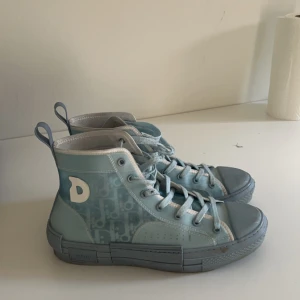 Dior b23s - Unika dior skor väldigt snygga och unika klpta för runt 15 lax kondition är 8/10 hör av er över mer frågor 
