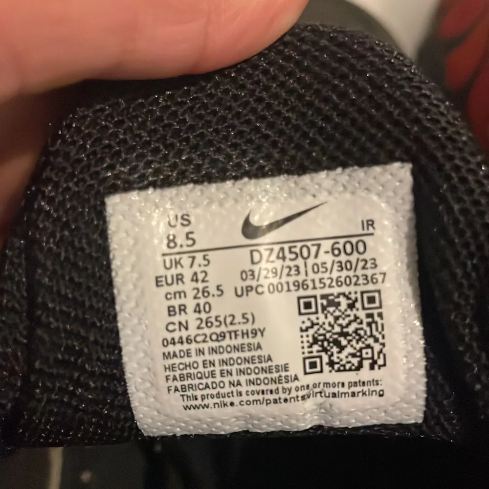 Helt nya tn Nike skor lyser på flash röd svarta skor storlek 42.5. Skor.