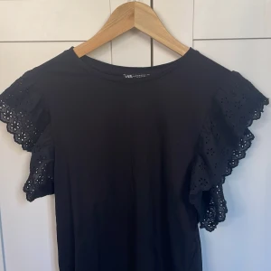 Jätte fin zara topp!! - Säljer denna jätte fina zara topp då den inte passar!! Aldrig använd!! Storlek M passar s skulle jag säga!!💕💕