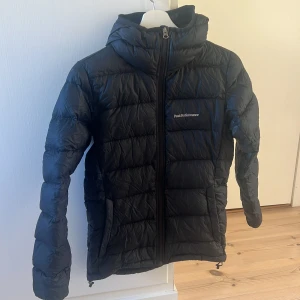 Peak Performance jacka - Säljer min svarta ganska tunna Peak jacka i storlek XS då den är för liten. Bra skick och inga skador