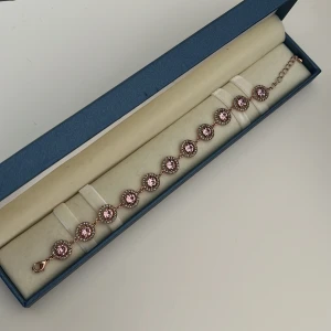 Lily & Rose armband  - Lily & Rose armband, köpt via deras hemsida. Fortfarande i fint skick. Roseguld färg.