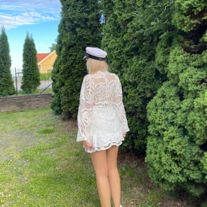 Studentenklänning - Nyskick i exklusivt material, använd en gång. Spets med långärmad 