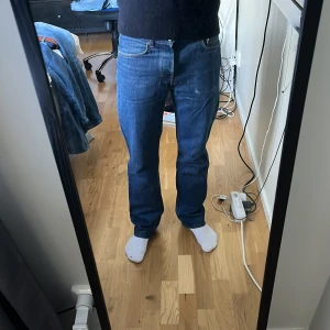 Jeans från arket  - Straight Jeans från arket i storlek 29/32 Har lite slitning vid framfickan 