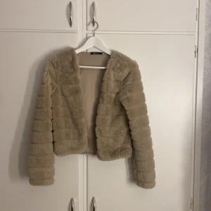 Fluffig jacka - En mycket skön och gosig jacka. Jag säljer den då den tyvärr har blivit för liten🩷