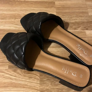 Korta klackar - Korta sandal klackskor💕storlek 40, köpta på Ullared. Bra skick sprickor på insidan i ena skon som man ser på bilden men inget som stör eller syns på😊