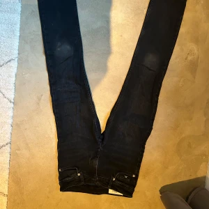 Jeans - J.Lindeberg  - Ett par jeans i snygg mörkblå färg från J.Lindeberg. Sitter som en smäck, dock lite slitna på knäna. 