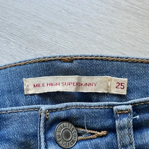 Levi’s jeans - Jättefina skinny jeans som tyvärr är för små för mig nu. Inte använda mycket. De är 25 i midja och längd 30.