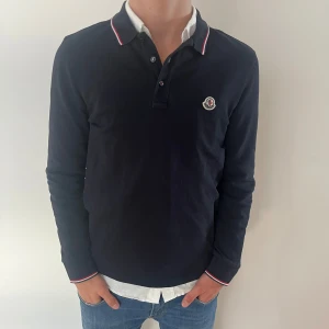 Moncler Pikétröja - Helt oanvänd Moncler rugbytröja, skick 10/10.  Nypris: 2735kr Kvitto + allt og ingår. Modell: 184cm och 70kg. Vid minsta fundering kontakta oss!😄