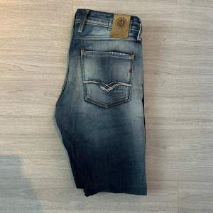 Ett par riktigt snygga replay jeans i modell anbass (standard fit) storlek 32. Kom privat för mer information mvh Lucas 