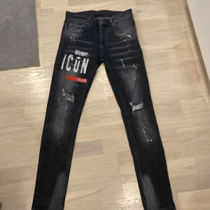 DSQ2 jeans - Jeansen är i ganska använt skick, jättefina och passar bra till allt.  Det är storlek 30 på jeansen 