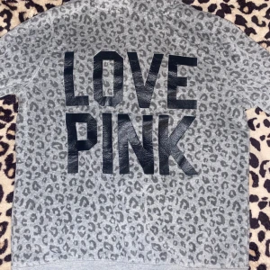 Victoria secret pink kofta - Knappt använd av mig och är i bra skick💪🏼