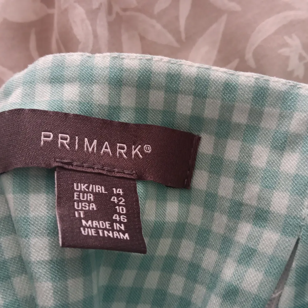 En gulkig liten rutig tröja med rosett där bak Använd fåtal gånger Köpt på primark i london för ca 200 kr. Toppar.