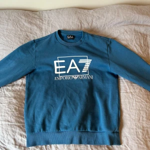 EA7/Armani tröja - En tröja av märket Emporio Armani. Köptes för ca 800-1000kr och har använts lite grann, men jag skulle säga att den är nästan som ny. Den är size S men passar XS också.