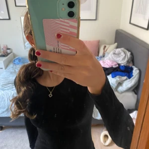 Svart långärmad  - Superfin svart långärmad tröja! Använd få gånger 💕