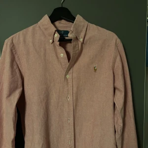 Ralph Lauren skjorta  - En mycket fin skjorta från Ralph Lauren, sparsamt använd och i mycket bra skick. Storlek small och nypris ligger på 1500kr. Tveka inte på att höra av dig vid minsta lilla fundering!