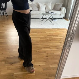 lågmidjade kostymbyxor - från Gina, knappt använda storlek 40