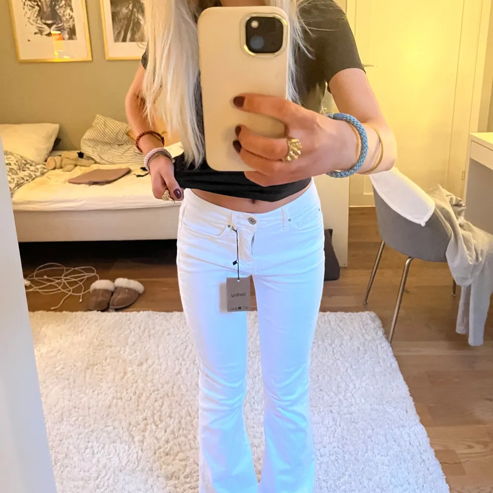 Intressekoll! Köpta från Sellpy, helt nya och nyskick, bootcut💞 köp via Plick!!. Jeans & Byxor.