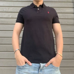 Polo Ralph Lauren Svart Piké  - Hej! Säljer en helt ny svart Polo Ralph Lauren Pike. Priset kan diskuteras vid snabb affär!