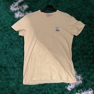 Maison kitsune t shirt  - Typ neon gul färg, köpt på nk för 1000kr. Svag fläck på framsidan går säkert att fixa 