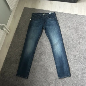 Jack & jones jeans  - 31/32, 10/10 skick oanvända med lappen på, pris kan diskuteras 