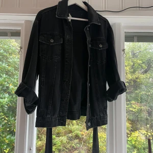 Svart jeans oversize jacka - Svart jeansjacka. Oversize och med bälte i midjan. I storlek XS, från Zara. Knappt använd!