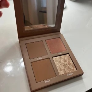 Caia classy palett  - Helt ny caia classy palett. Aldrig använd eller ens testad. Säljer då jag råkade köpa två stycken. Highlightern har en liten liten skada man ser på sista bilden. Nypris 445 kr💕