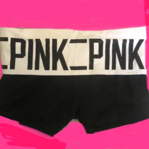PINK yoga shorts mcbling INTRESSEKOLL - INTRESSEKOLL Victorias secret yoga shorts med rhinestones i svart, skicka gärna vad ni skulle vara villiga att betala för den💕