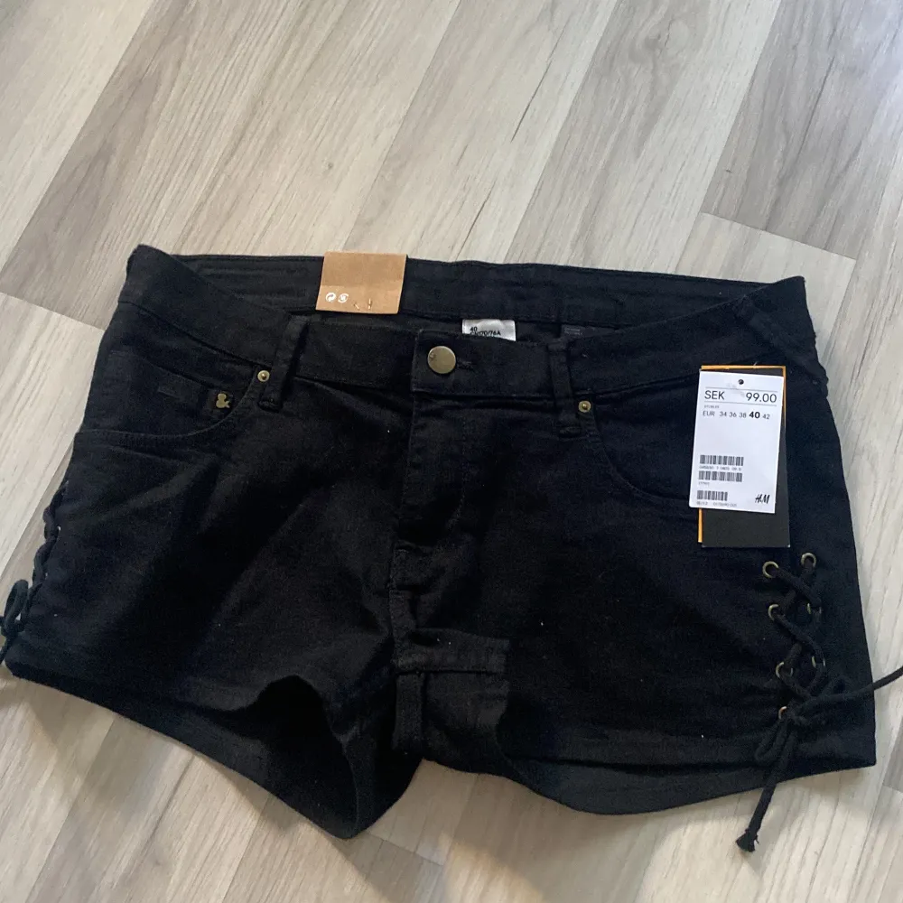 Oanvända shorts som jag nu säljer, stretchigt jeansmaterial med väldigt fint mönster på sidorna av låren. . Shorts.