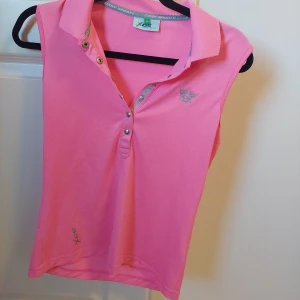 Sport topp - Fin rosa sport topp med silver märke. Super fint skick!