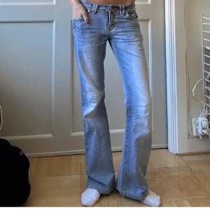 Supercoola lågmidjade jeans ifrån B.more, köpta här på plick men säljer/byter då de tyvärr inte används!❤️  Midjemått: 37 cm tvärs över Innerbenslängd: 80 cm