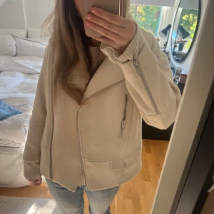 Beige kappa - Skinnjacka liknande kappa. Perfekt till hösten💗
