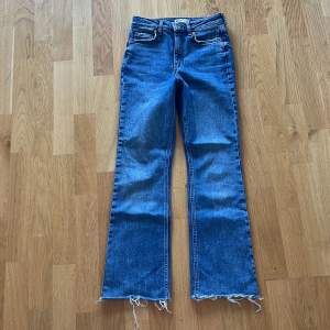 Jättefina bootcut jeans från Gina i storlek 32. Längd: 90 cm Midja rakt över: 31,5. Köparen står för frakten. Skriv vid frågor