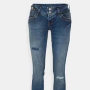 ltb jeans - jätte fina jeans nästan aldrig använda. säljer för att dom är lite för långa för mig. skriv för fler bilder. tryck gärna på köp nu 💕