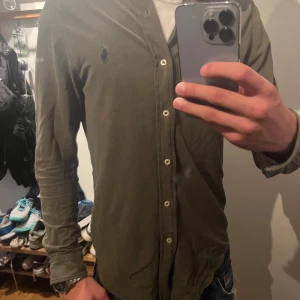 Ralph lauren shorta  - hej! säljer min fräsha skjorta i storlek S  perfekt i vardagen men även när man vill lyxa till det! hör av dig vid mer frågor 
