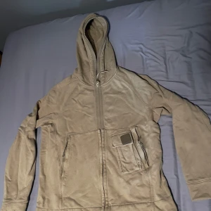 C.P company tröja - Riktigt snygg tröja från C.P company, den är äkta. Nästan aldrig använd. Storlek L och sitter som en L. Den är väldigt tjock och har inga defekter. Skick 9/10