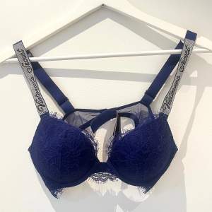 Superfin Victoria’s Secret bh i storlek 34A (75A)💞superfint skick och alla diamanter är kvar! Färgen heter Night Ocean