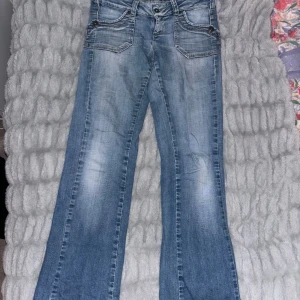 Bootcut lågmidjade jeans - Midjemåttet är 38cm, innerbenslängd är 75cm. Har en liten defekt vid dragkedjan men som inte syns på💗