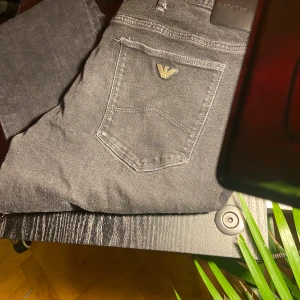 Armani jeans - Tja, säljer ett par schyssta Emporio Armani jeans i helt ok skick. Köpta för 2000kr säljer för 449! Storlek 34/34 passar dig som är mellan 180cm-190cm. Skriv för fler fragor!