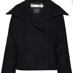 Svart kappa - Säljer en jättefin kappa från Inwear. Kappa. Är o jättebra skick och endast använd ett fåtal gånger. Nypris 2699!  Vid intresse är de bara att höra av sig och självklart få fler bilder på den💕