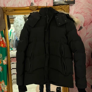 Canada goose jacka (windham) - Säljer denna sjukt snygga (one to one) canada goose windham jackan, med perfekt päls, sparsamt använd i bra skick, allt i bild medföljer. Tveka inte på att höra av dig