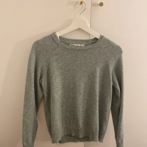 Grön stickad tröja  - Grön stickad tröja från only bra skick 💕 skriv för fler bilder 